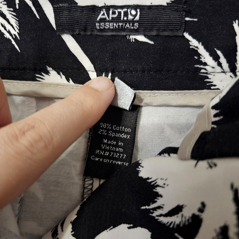 Apt. 9 Black and White Palm Tree Print Shorts - Size 16 - Picture 9 of 13